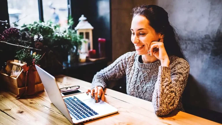 Woman using cash-basis accounting online.