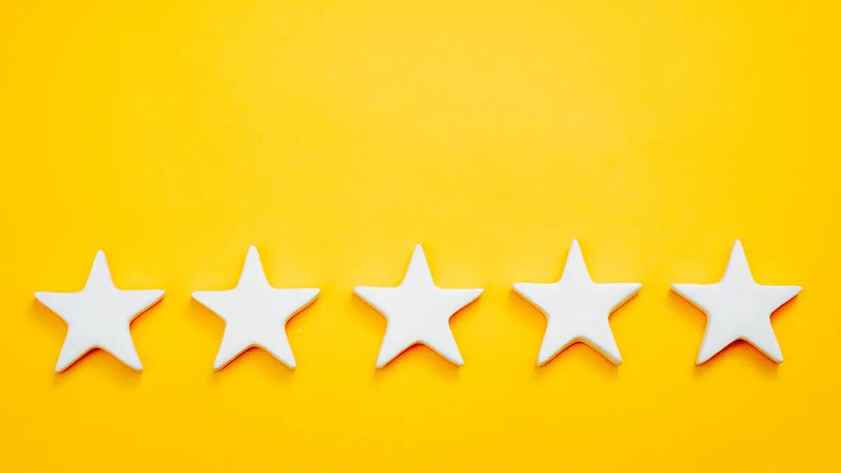 5 white stars on a yellow background