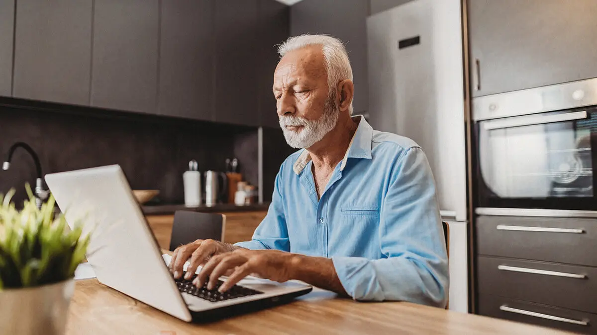 Man paying unemployment taxes online